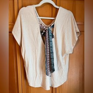 Short sleeve knot shirt with tie.